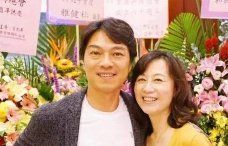 他坐绿皮火 他坐绿皮火